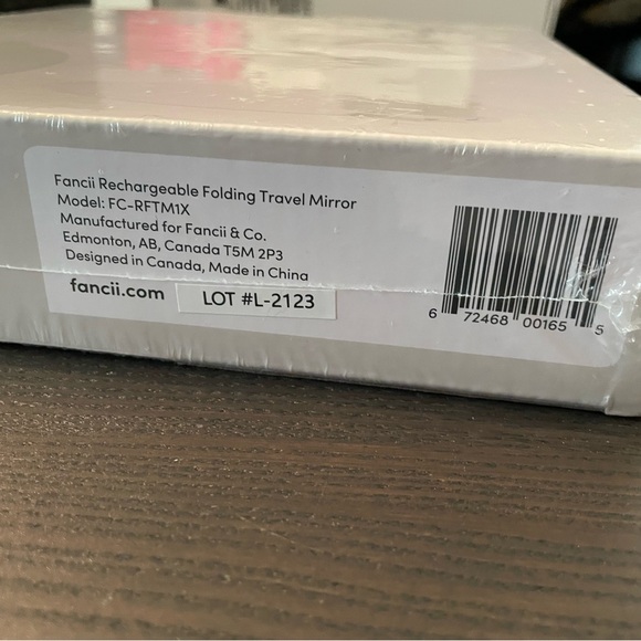 Fancii Travel Mirror - Foldable & Rechargeable - Picture 3 of 7